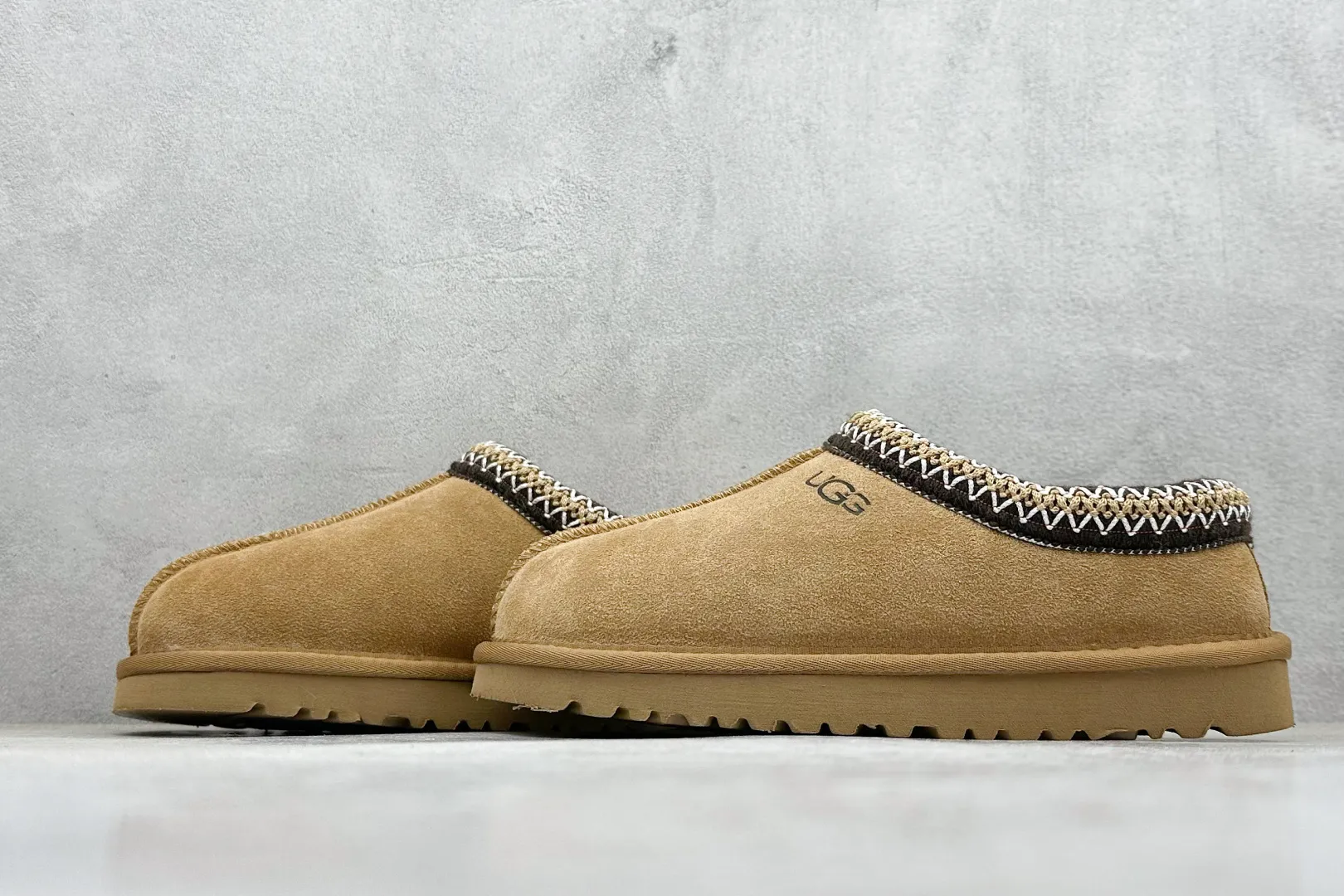 🐲💰 520 support store UGG Tasman ethnic style half slippers, Xiaohongshu hot style. This style is conceived based on the colorful traditional Chinese costume culture, exquisite craftsmanship, unique style and unique style. It fully demonstrates the style of this nation and has become the most popular fashion element in the world! Sheep fur is integrated with high quality to keep warm and lock in heat. Made of TPU molded suede upper material. Built-in artificial curly wool plush lining and insole. Choose 10mm UGGPURE™ implanted wool lining and removable UGGPURE™ implanted wool insole. Item No.: 5955 Size: 35-44. It is recommended to choose one size larger.